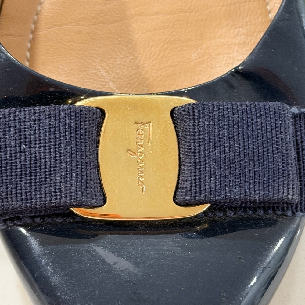 Salvatore Ferragamo Bow Navy Blue Patent Leather Flats Size 9 - Picture 3 of 9